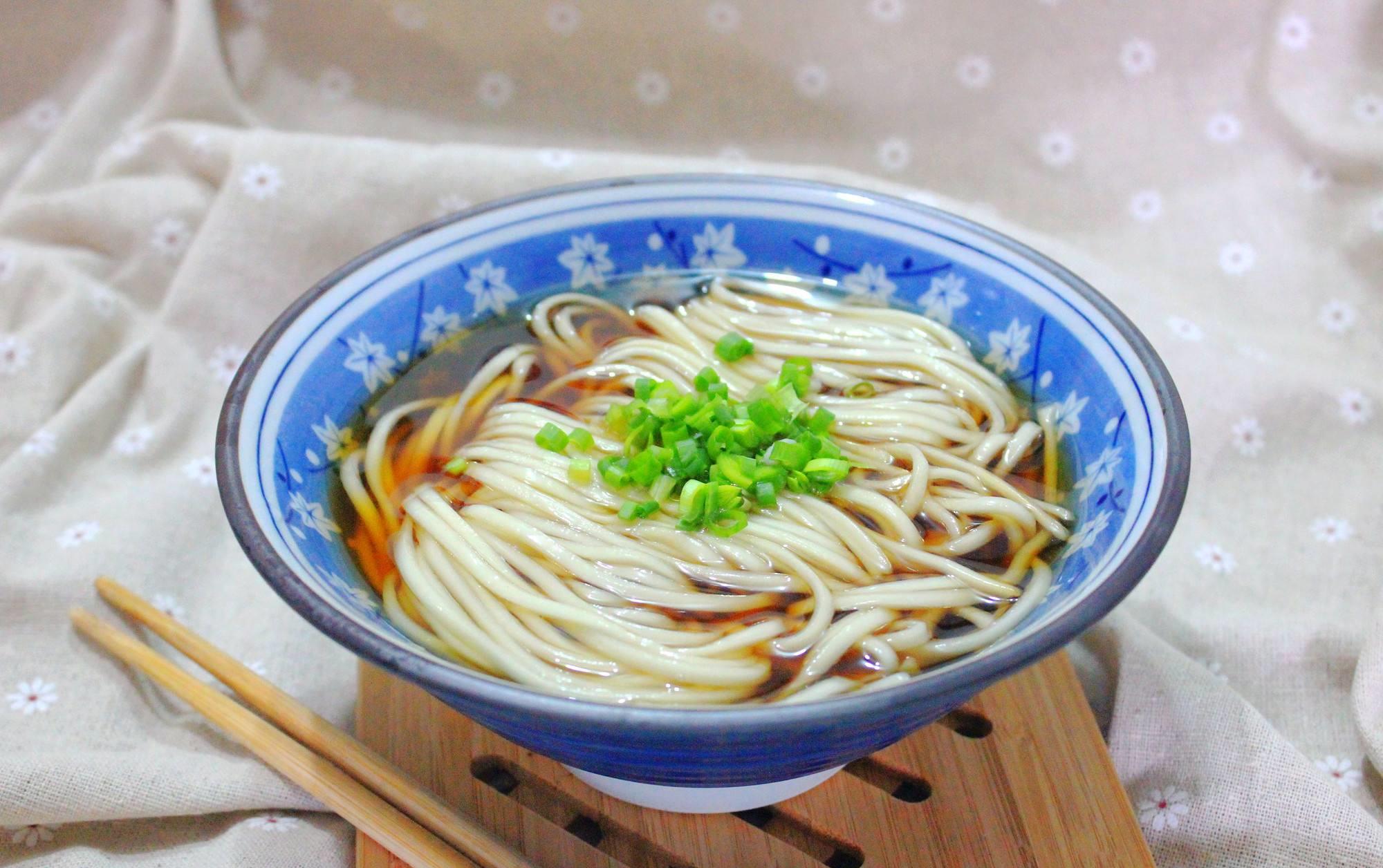 家常版阳春面在家就能做,调制面汤有妙招,早餐面条好吃又清爽