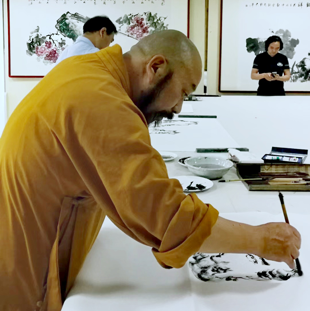 人至山水处寄情山水间