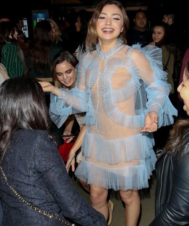 这人穿着真大胆,昔日出活动居然身穿透视装,好身材一览无遗!