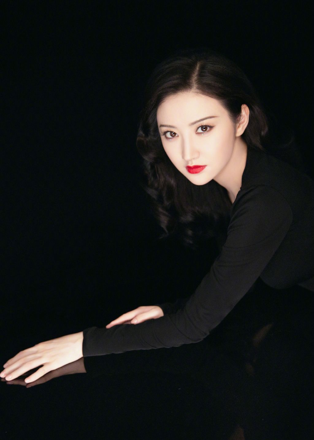 景甜,黑色的浪漫与时尚,尽现从容自信