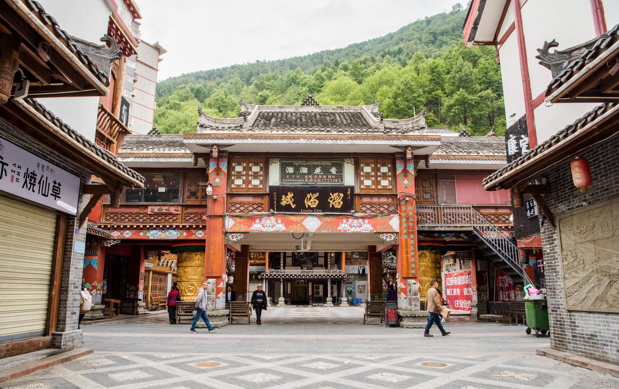 康定城不大,却世界闻名,原因是《康定情歌》传播范围极广.
