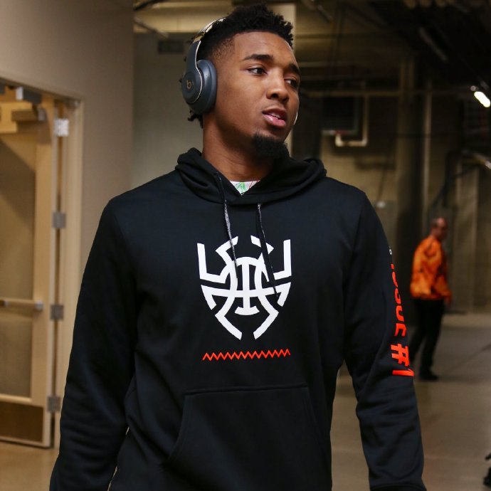 米切尔的个人logo感受下,这个蜘蛛logo真的有点帅!