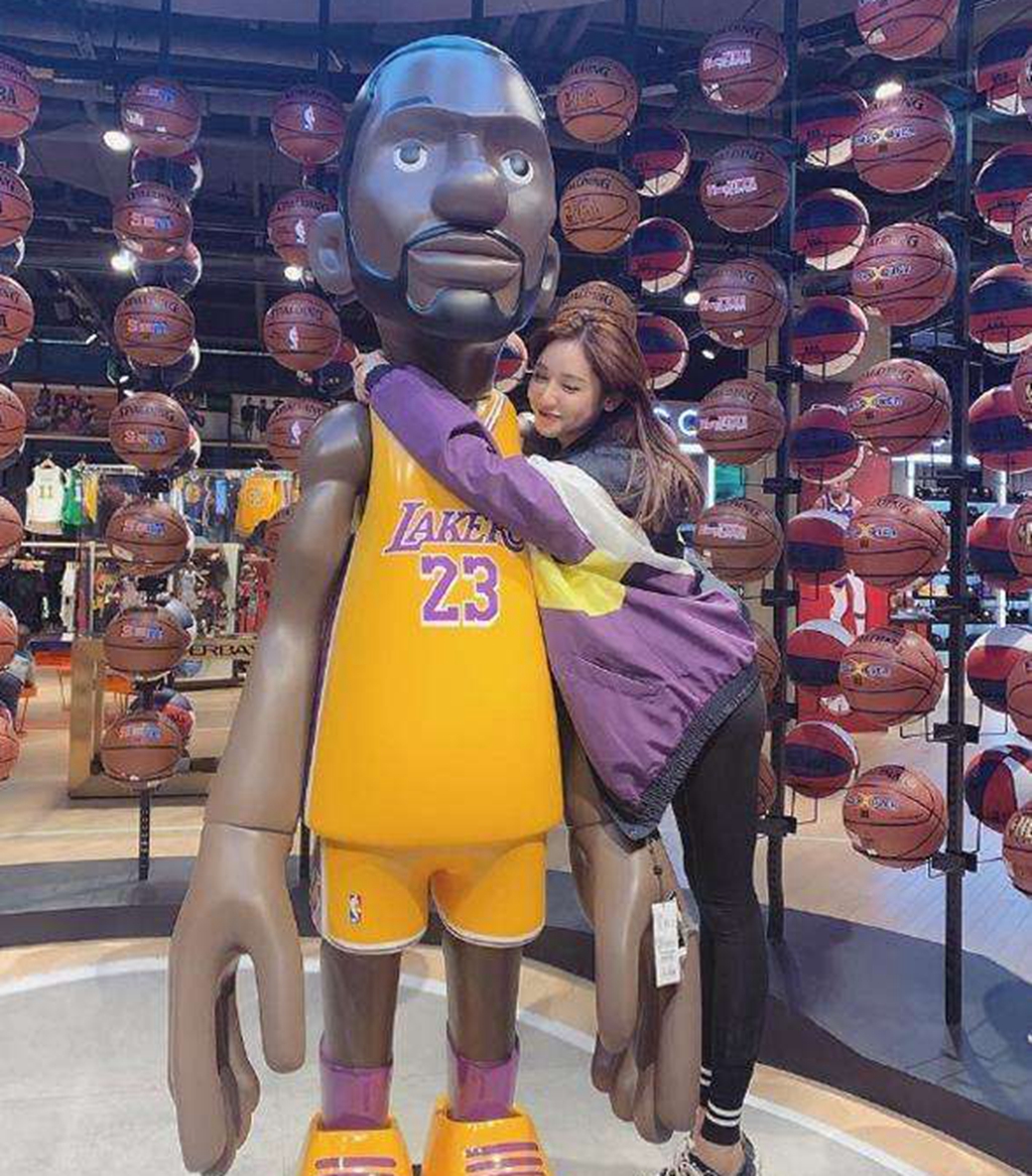 美娜回归nba主业!场外参演电影戏份多,两次采访陈冠希成经典