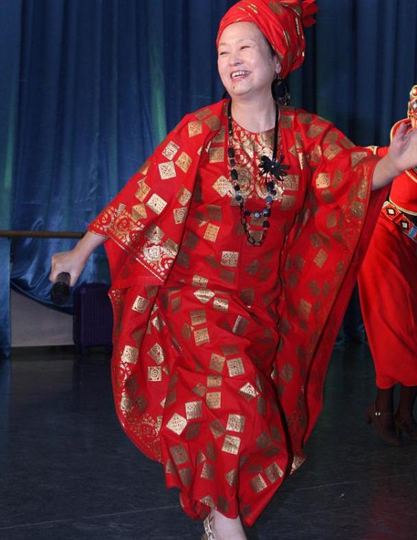 上岁数不能穿红色?朱明瑛穿红裙活泼可爱,民族风造型艺术感十足