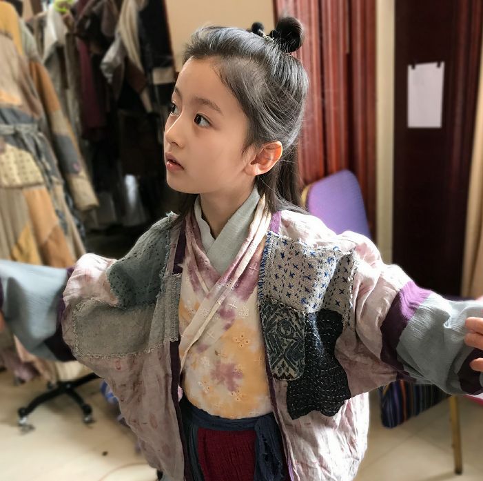 这是裴佳欣在电视剧《小女花不弃》中的造型,虽然相比其他光鲜亮丽的