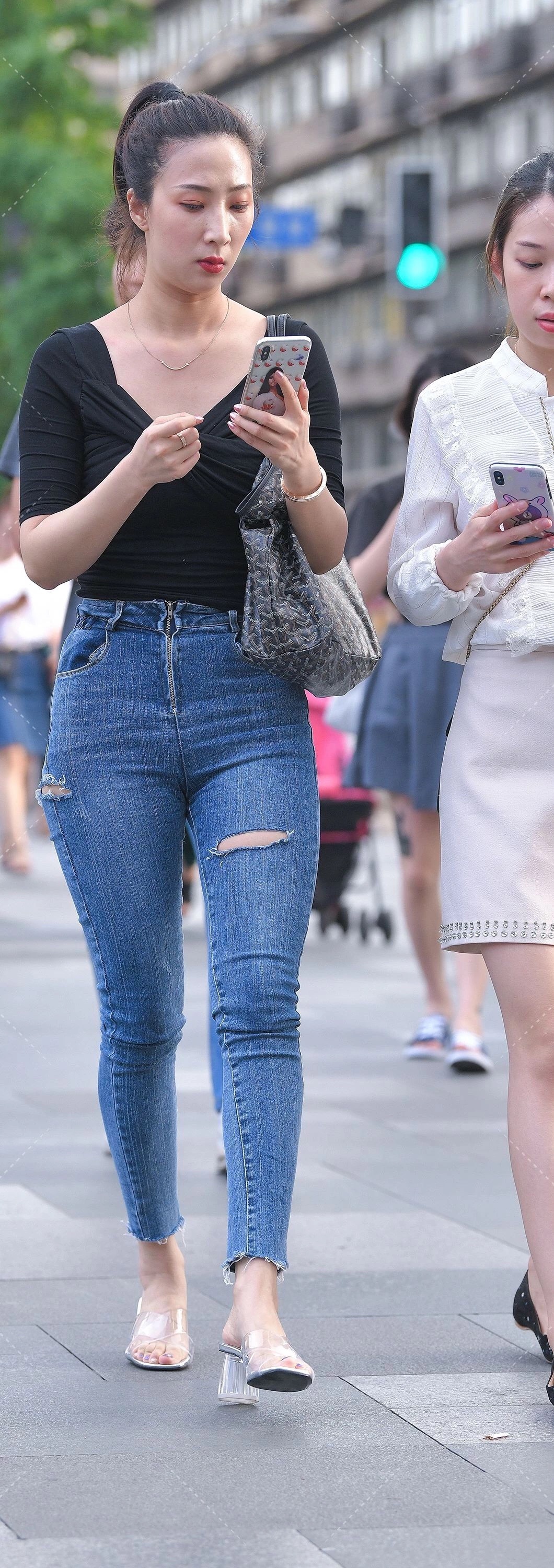 周末逛街的辣妈,破洞牛仔裤配黑t,高马尾个性十足