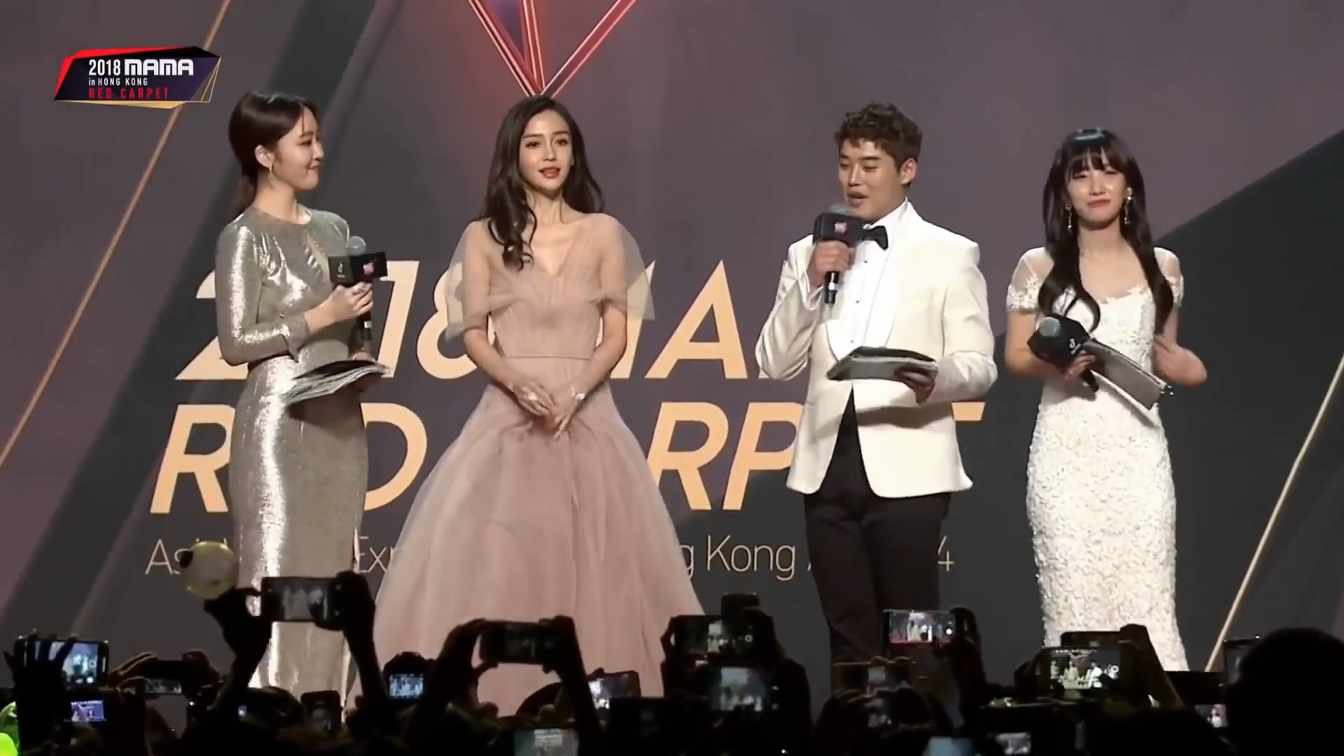 2018mama亚洲音乐盛典,angelababy被问和mama一起的感觉如何?