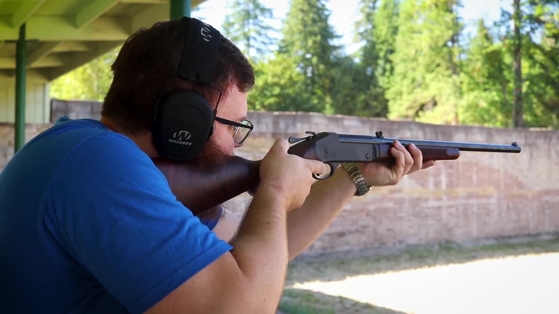 配备消音器的单发步枪,射击连耳麦都不用戴,消音效果很棒