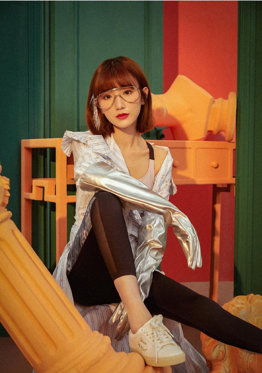 毛晓彤复古卷发型上热搜一改甜美邻家风慵懒风造型艳丽有气质