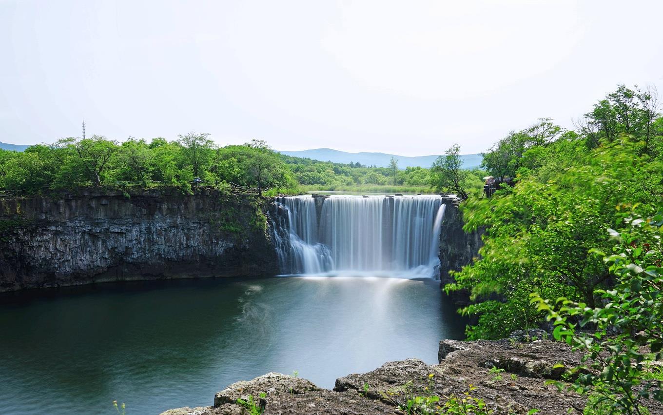 世界最大的玄武岩瀑布,就在我国东北,酷似加拿大尼亚加拉大瀑布