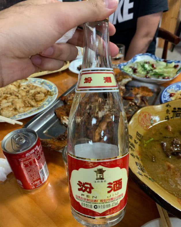 53°黄盖汾酒,它是一款清香型白酒,但是与二锅头的清香还不太一样