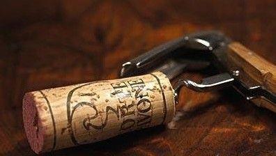 为什么很多人喝红酒会先闻一下酒塞?难道是酒塞上有什么猫腻吗?