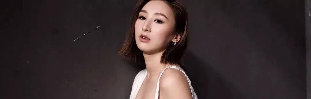 主持节目《为食一条街》;出演首部电视剧《读心神探》,饰演梁思敏一角