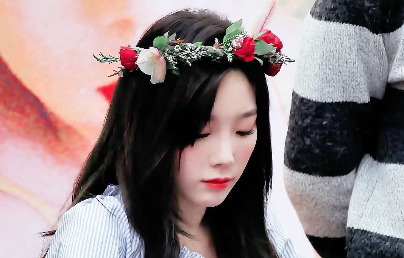 头戴花环的女爱豆:周子瑜元气满满的,金智秀裴珠泫两大神颜聚集