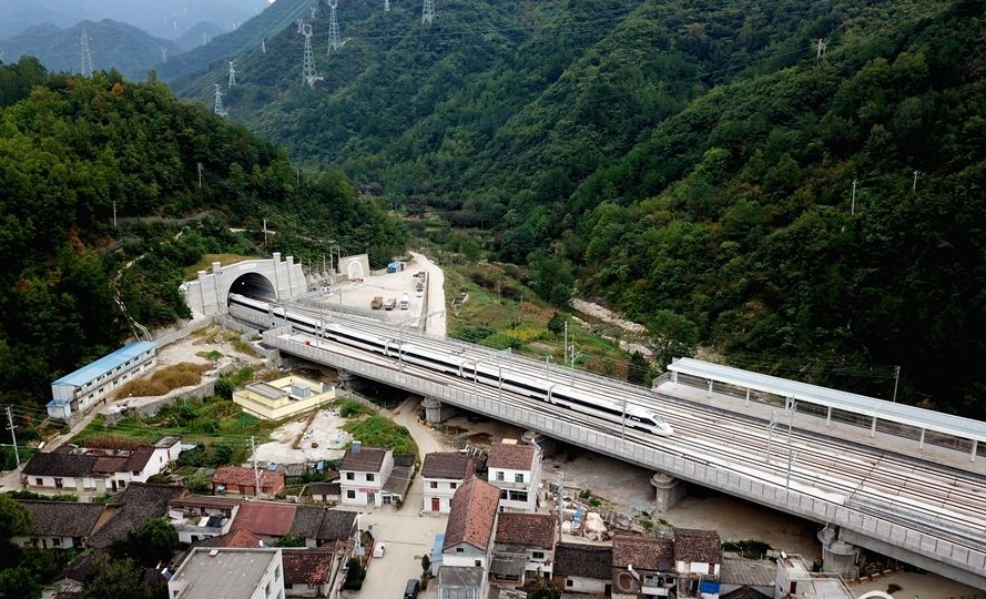 中國(guó)最“?！辫F路，穿越秦嶺92%由高橋隧道構(gòu)成，鋪軌全程帶剎車