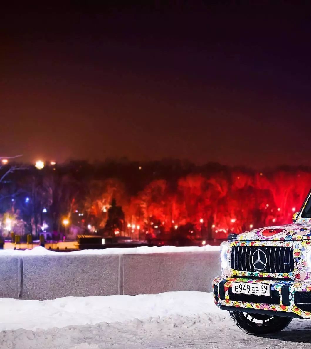 车主开"伪娘版"奔驰大g出街引人驻足,网友:说好的阳刚呢?