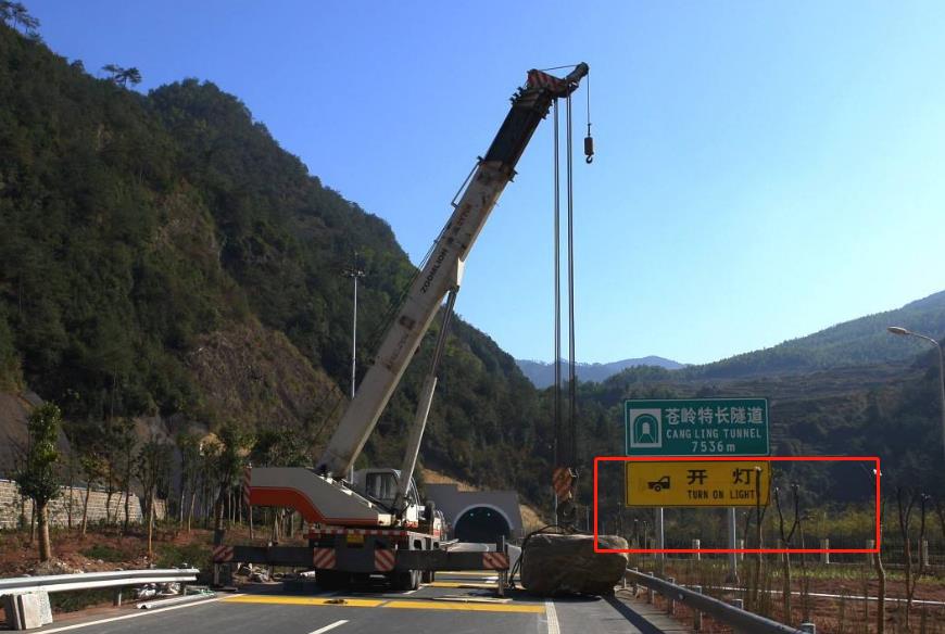 高速突现一个“新标志”？交警：看不懂一律罚200，望车主周知休闲区蓝鸢梦想 - Www.slyday.coM