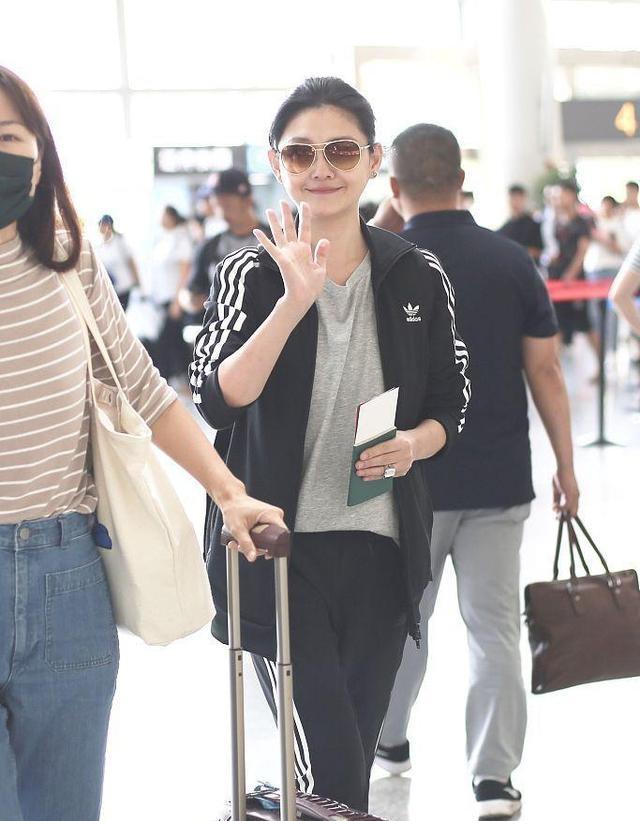 42岁大s终于不装嫩了,身穿运动装走机场朴素又低调,难掩好气质