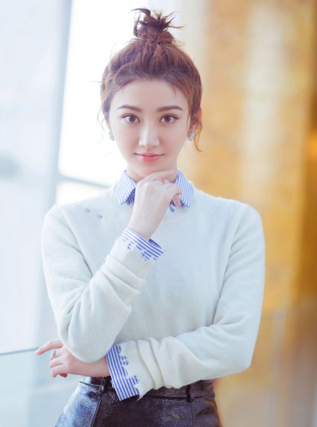 景甜身穿白衬衫配小皮裙俏皮可爱高扎丸子头青春活力