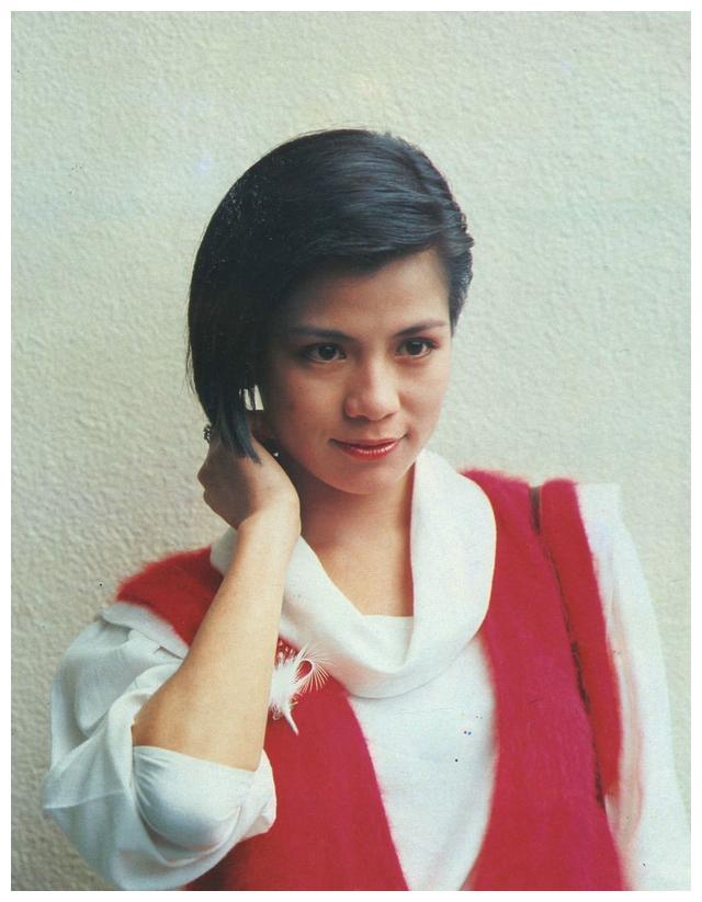 翁美玲生前最后几个月的照片, 身材瘦骨嶙峋, 眼睛很大但失了光彩