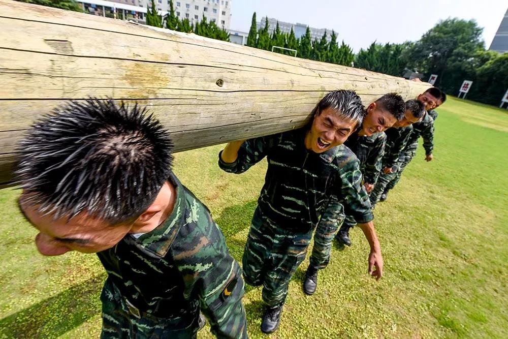 八一特刊!武警兵哥哥坚守38℃练兵场 挥汗如雨苦练硬功