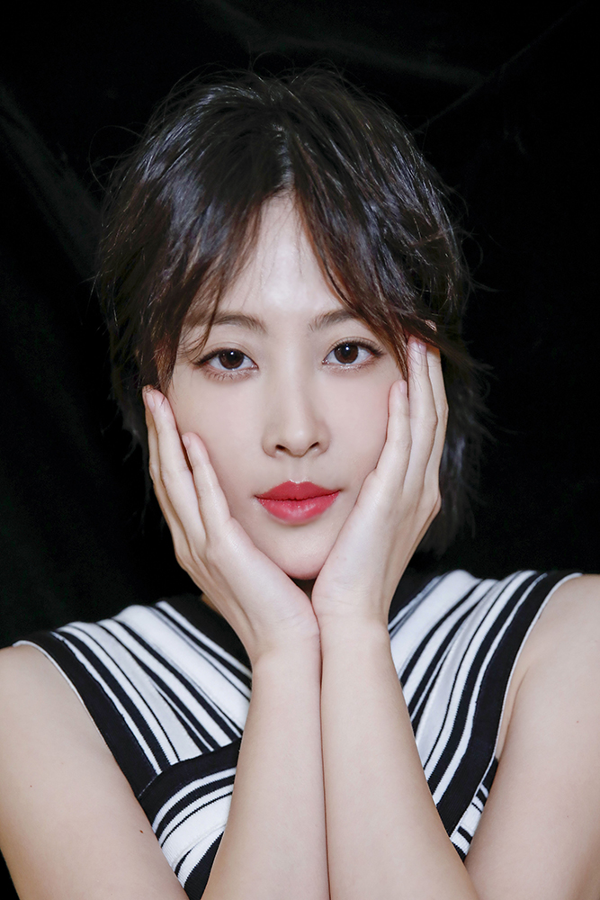 演员孔宋今亮相搜狐时尚盛典 干练造型诠释经典时尚