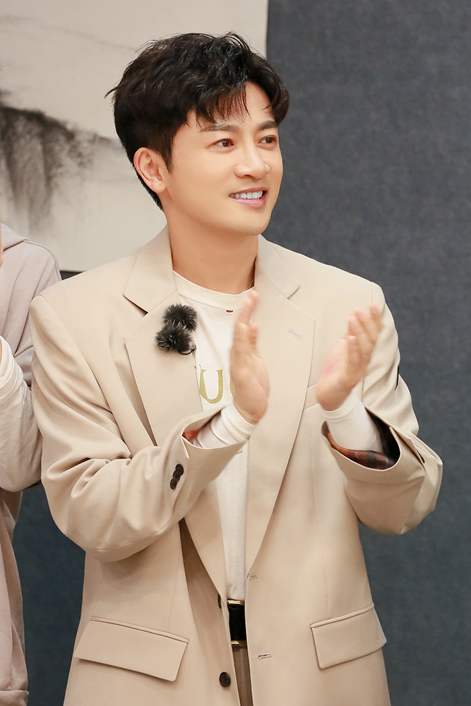 苏有朋魔性舞蹈嗨翻全场年轻心态传递正面力量大型青年团训节目