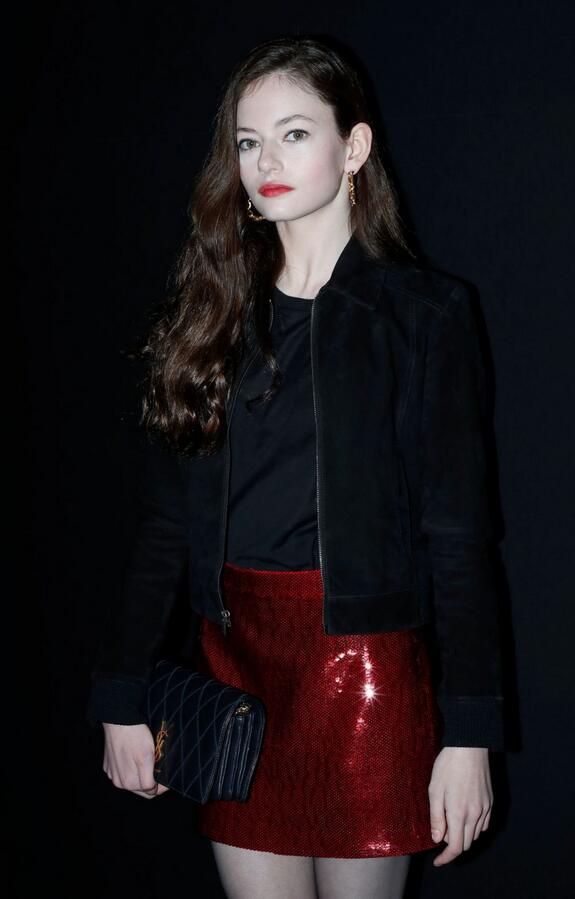 女星麦肯基·弗身着红裙黑衣现身巴黎时尚拍照娇艳妩媚让人心动