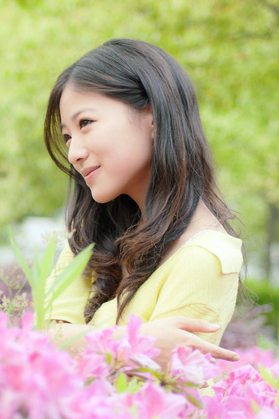 外拍美景下的青春秀丽美丽姑娘