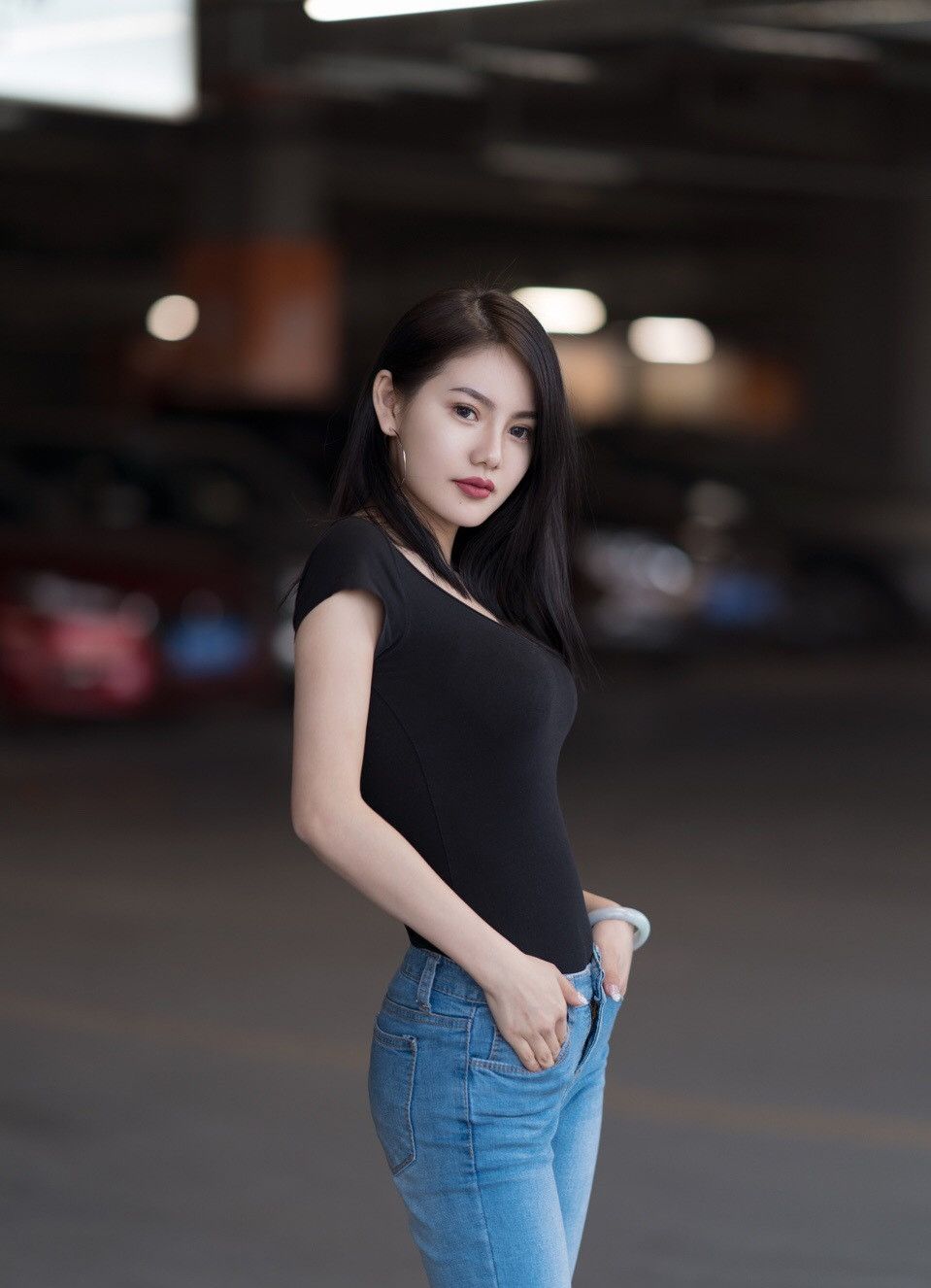 人像摄影(身材出众的女孩,不管是穿修身的还是休闲的牛仔裤,魅力都很