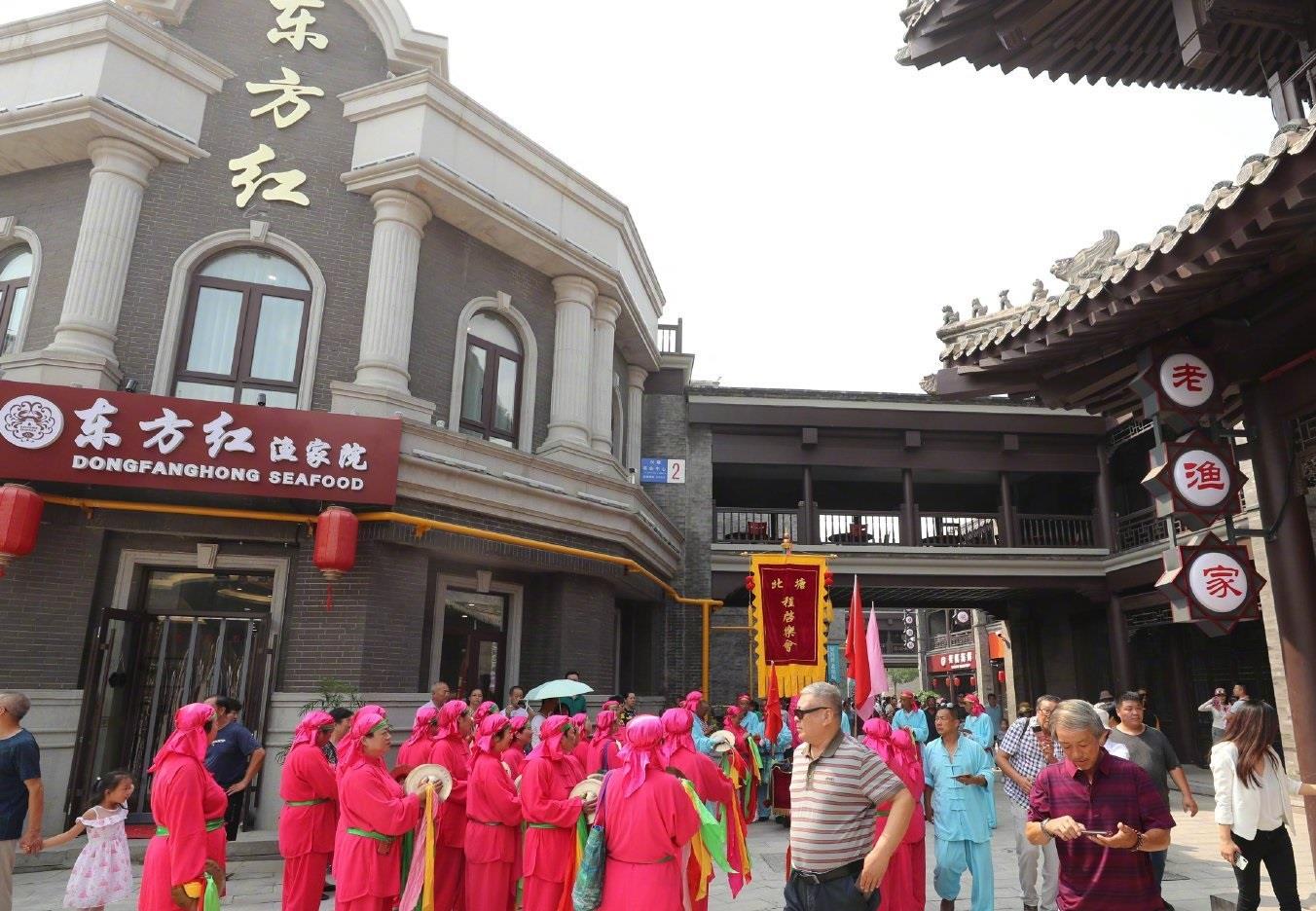 天津市北塘古镇海鲜街开业为现代化的滨海新区增加特色的旅游点