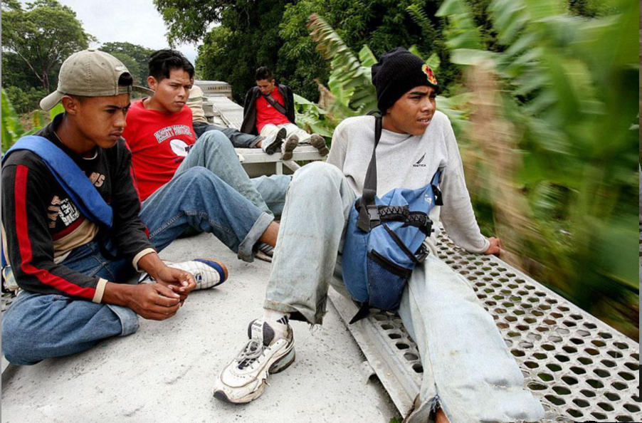 开往美国的火车,承载着众多偷渡客的"美国梦"