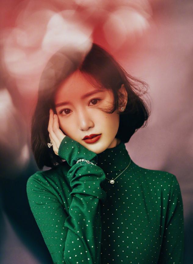 毛晓彤复古卷发型上热搜一改甜美邻家风慵懒风造型艳丽有气质