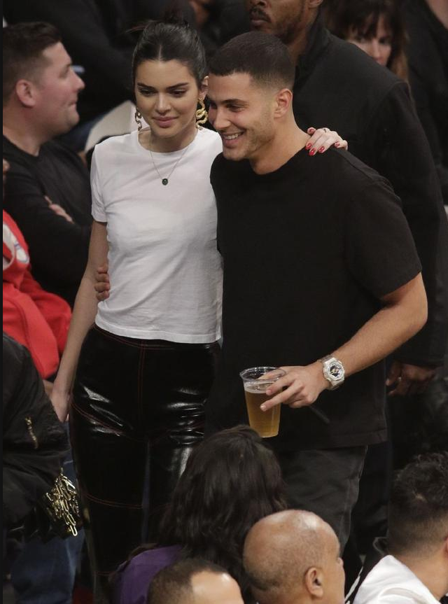 肯达尔·詹娜身穿白t配黑色皮裤与男友现身 笑容灿烂