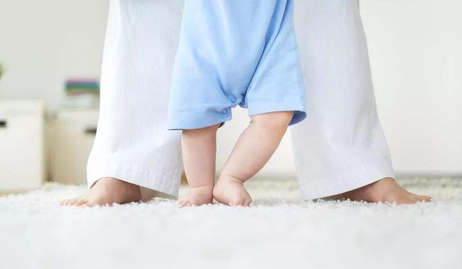 小宝宝总是喜欢蹬掉小袜子,光脚丫的好处,等走路时妈妈就知道啦