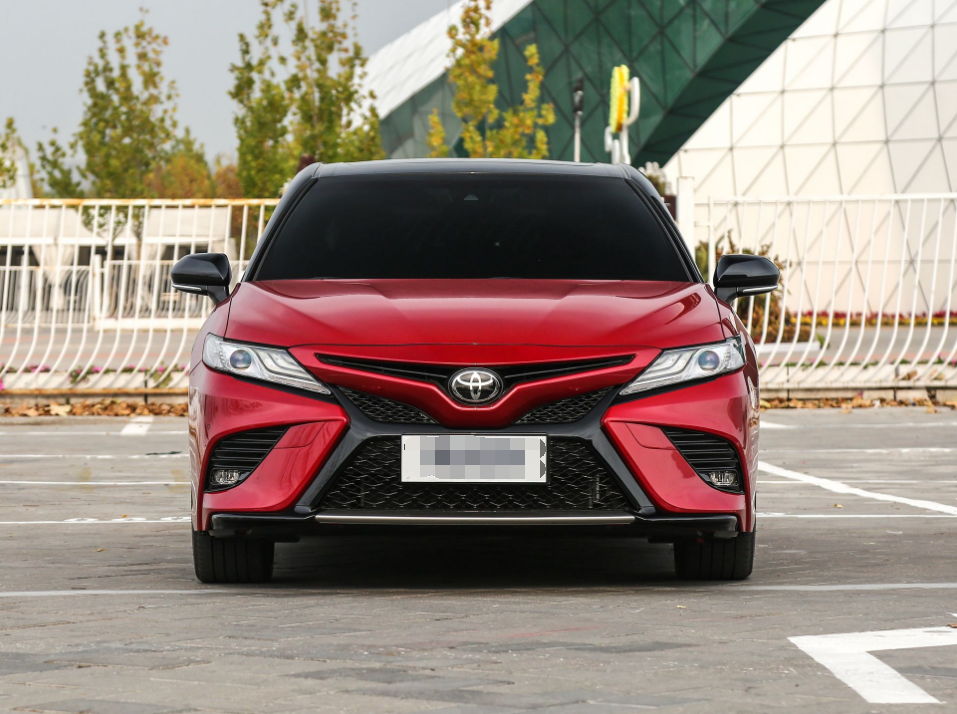 丰田凯美瑞,一款口碑很好的三厢中型车,行驶途中的最?