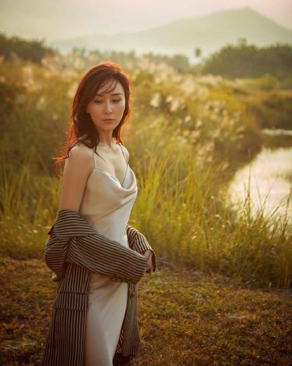 胡静近日曝光了两组风格迥异的全新写真 颜值和身材好real