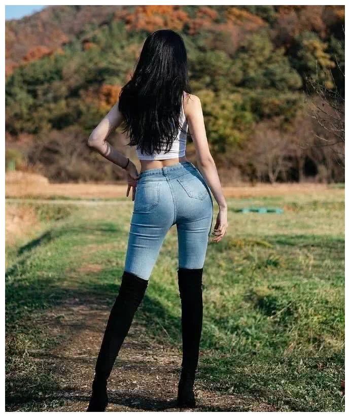 牛仔裤搭黑色长筒马靴的小姐姐,楚楚动人