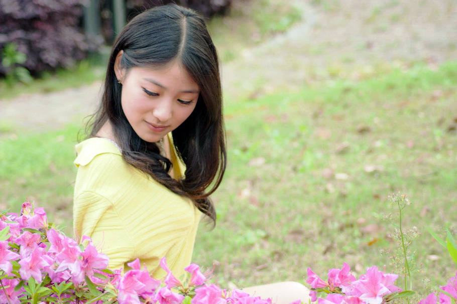 外拍美景下的青春秀丽美丽姑娘