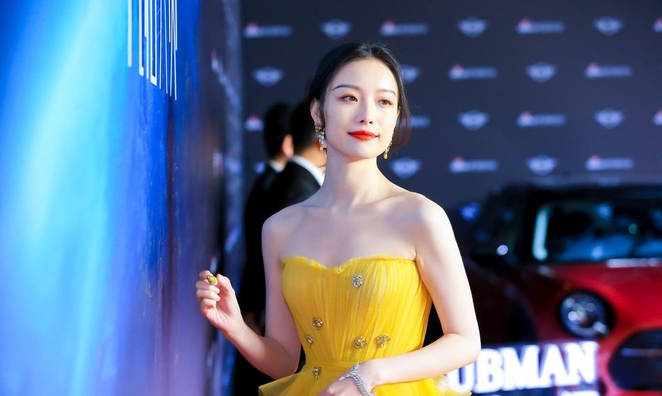 倪妮一席黄纱裙现身2019风格大赏红毯 明艳动人