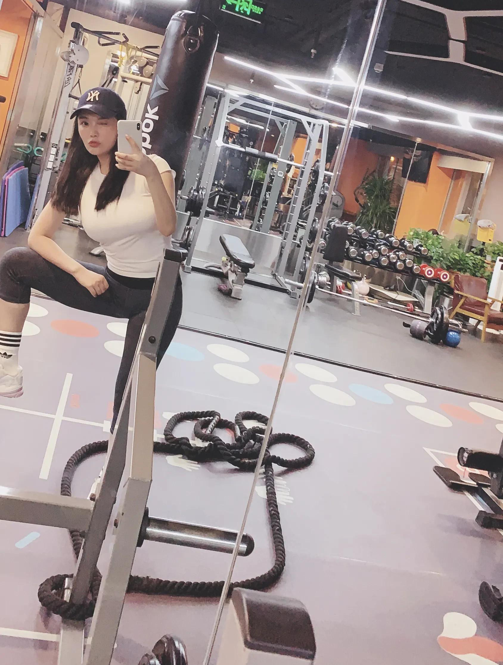 徐冬冬晒撸铁照,t恤搭配健身裤,展示运动时尚美