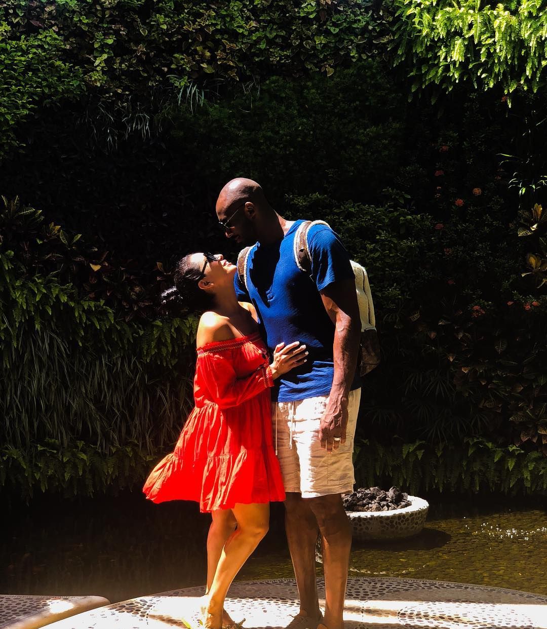 科比与爱妻水中拥吻狂秀恩爱 赤裸半身尽显肌肉线条