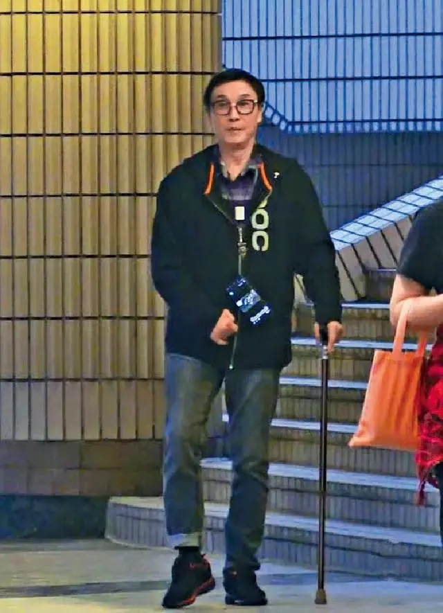 刘松仁与小20岁妻子相爱多年无子女，如今被曝中风步履蹒跚惹人怜