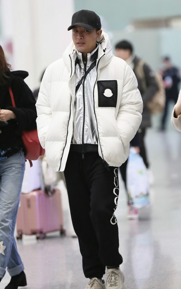 男士白色羽绒服配什么裤子_男士白色羽绒服配什么裤子好看图片-第1张图片-潮百科
