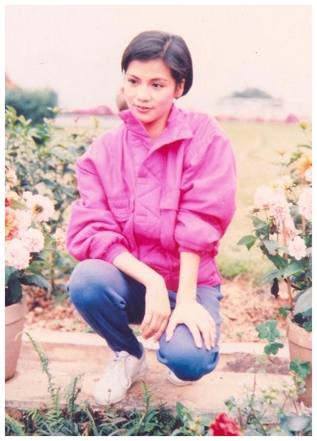 翁美玲生前最后几个月的照片, 身材瘦骨嶙峋, 眼睛很大但失了光彩