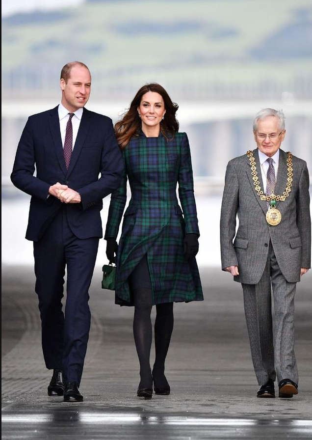 凯特王妃身穿墨绿格子裙与威廉王子参加活动 发型飘逸优雅干练