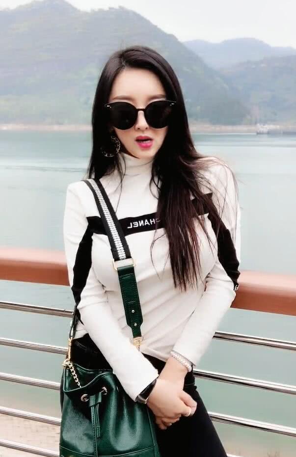 戴上墨镜的时尚美女彰显时尚魅力