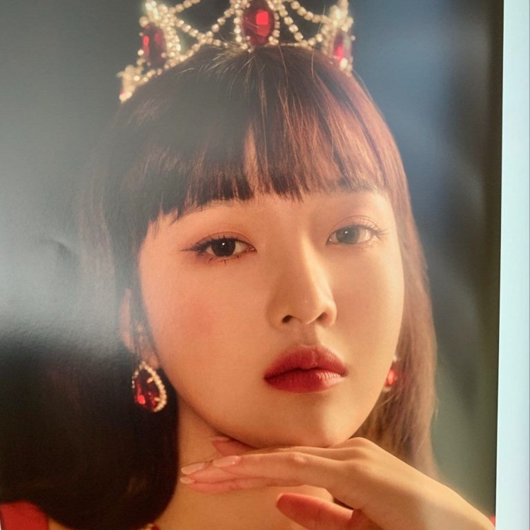 Red Velvet朴秀荣在最新的音乐会上看起来像一个完整的女王