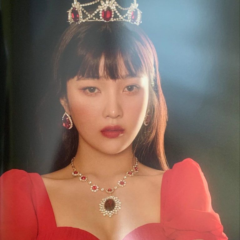 Red Velvet朴秀荣在最新的音乐会上看起来像一个完整的女王