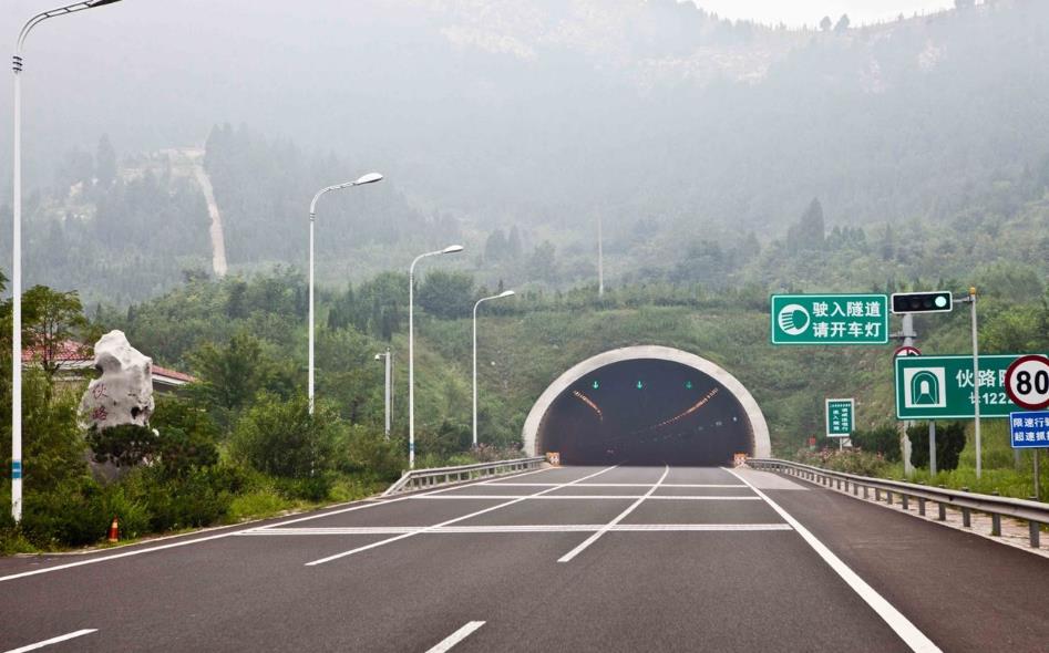 高速突现一个“新标志”？交警：看不懂一律罚200，望车主周知休闲区蓝鸢梦想 - Www.slyday.coM